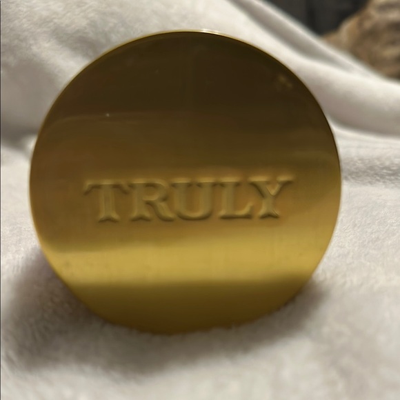 TRULY Strawberry Kisses Pink Body Cream - Picture 2 of 4